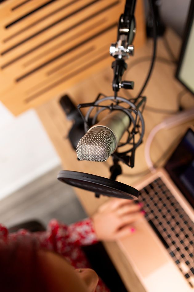 Voix off, femme, shooting pro