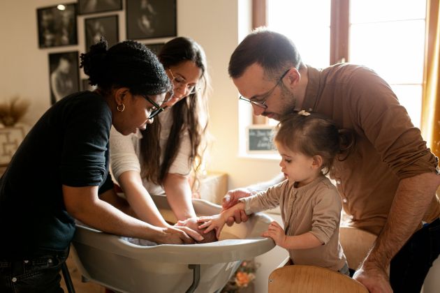 Bain rituel sensoriel, reportage photo famille, lifestyle, à domicile, bain du nouveau-né