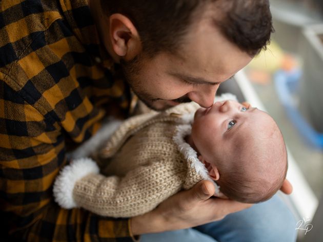 Portrait papa bébé, séance nouveau né à domicile, lifestyle, Territoire de Belfort