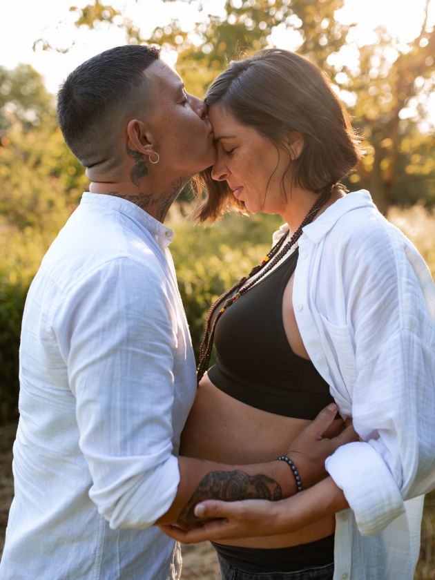 Photo grossesse couple lgbtqia+, séance photo grossesse en extérieur, Haut-Rhin