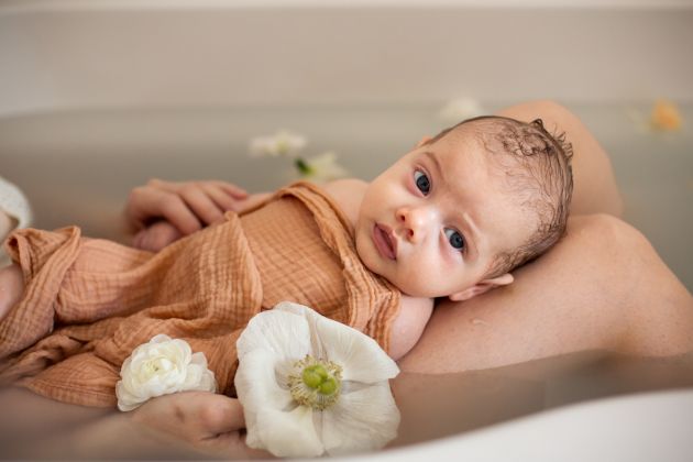 Bain maman bébé, fleurie, peau à peau maman bébé, Haut-Rhin, Alsace