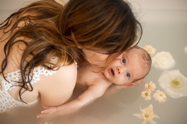 photo bain maman bébé, bain de lait, fleurie, photographe bebe, shooting maman bebe