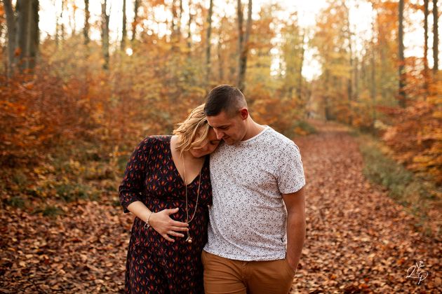 Photo d'un couple dont la femme est enceinte