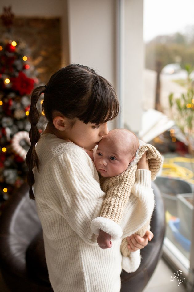 soeur et bébé, portrait fratrie, photo nouveau n&