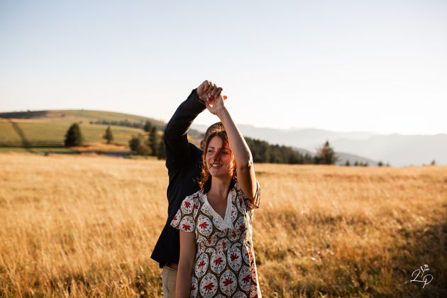 photographe Lauriane Pujo -  Couple engagement - séance photo pour faire-part dans les Vosges
