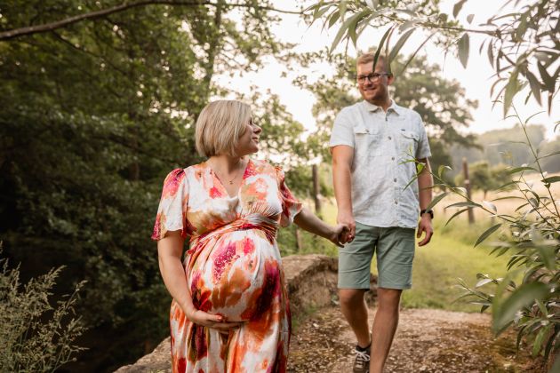 Photo grossesse couple Haut-Rhin, séance dans les prés, Altkirch