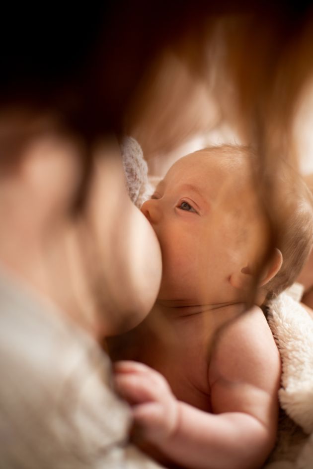 photo d'allaitement, maman bébé, bébé allaité, reportage photo maternité lifestyle, postpartum, à domicile, peau à peau, maternage proximal