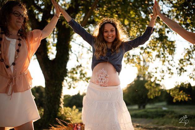 Cercle de femme enceinte, reportage photo maternité, extérieur, champêtre, dans la nature