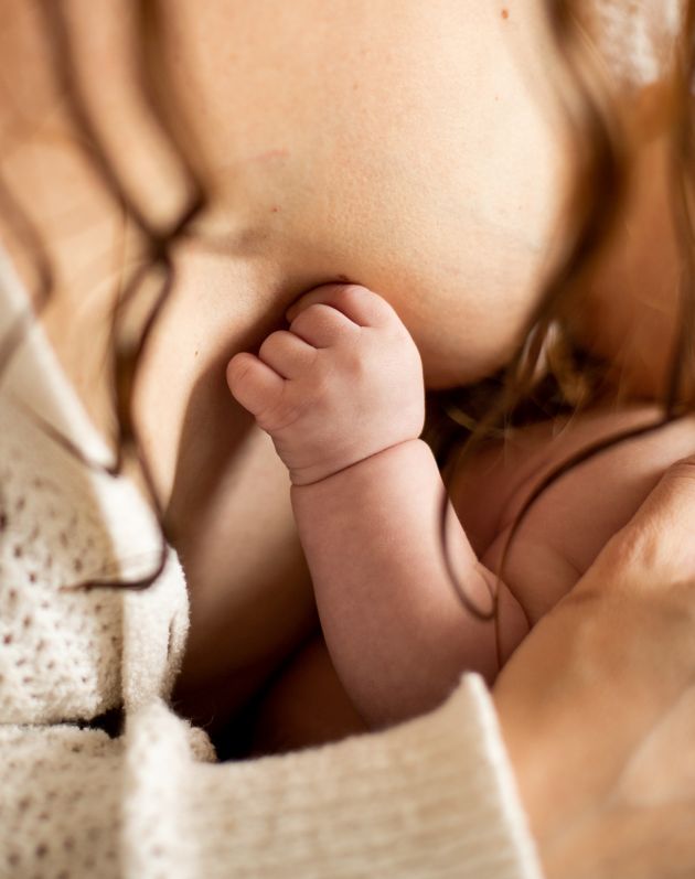 Détail maman bébé, allaitement, maternité, maternage proximale, Thann, Haut-Rhin