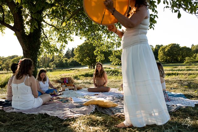 Reportage photo cérémonie de grossesse, blessingway, en extérieur, dans la nature