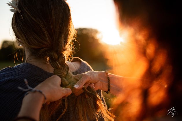 rituel femme enceinte, célébration maternité, tresse, mère-fille, grossesse