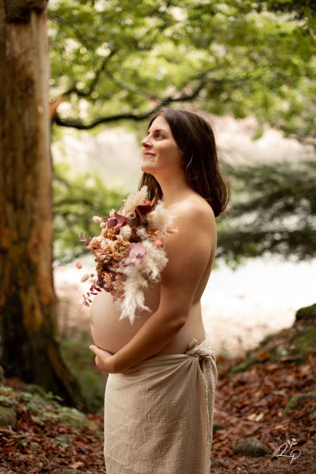Portrait de femme enceinte, rituel, au bord du lac, à la montagne, Masevaux, Haut-Rhin