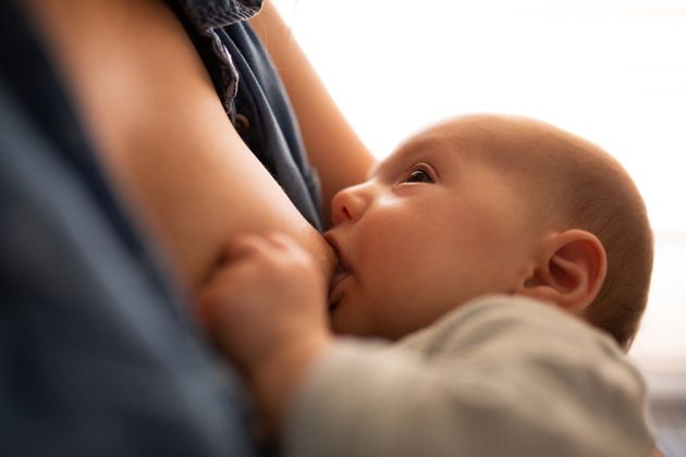 Photo allaitement, peau à peau, maman bébé, forfait photo maternité, Thann, Haut-Rhin