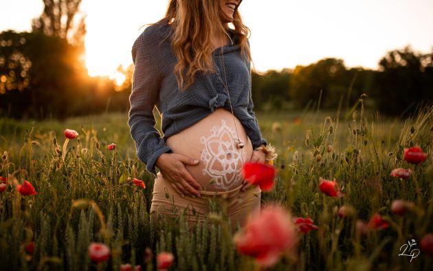 Mandala ventre femme enceinte, portrait de femme enceinte