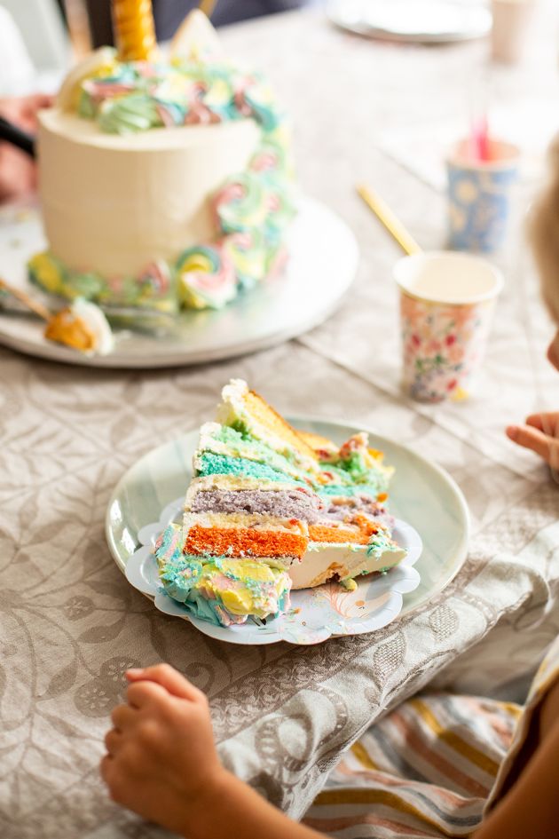 Reportage photo anniversaire enfant, gâteau anniversaire arc-en-ciel, layer cake