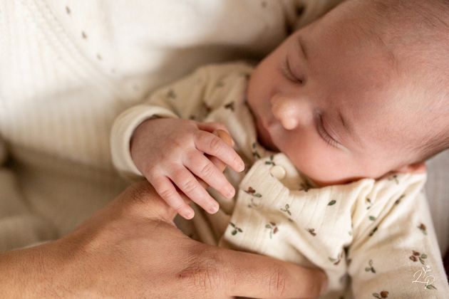Détail photo naissance, main de bébé et parent, photo nouveau né maternité, lifestyle, à la maison, Haut-Rhin, Alsace