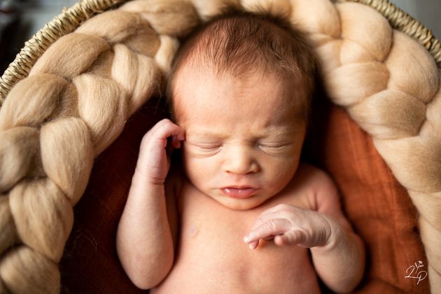 Portrait nouveau né, accessoirisé, panier, posing naturel, Cernay, Haut-Rhin