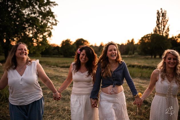 Femmes qui rient, sororité, cercle de femme, joie