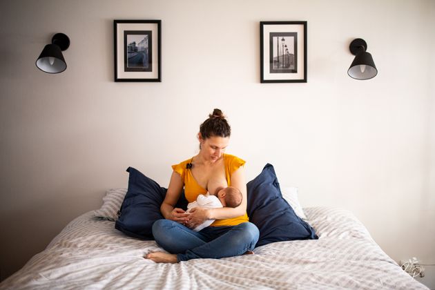 Portrait maman bébé, sur le lit, à domicile, lifestyle, forfait photo naissance, Mulhouse, Haut-Rhin
