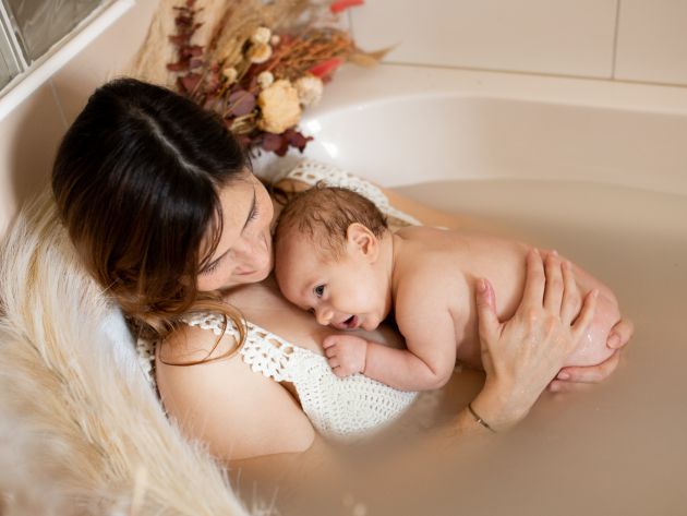 Bain de lait maman bébé, rituel maman bébé, photo nouveau né et maman, Haut-Rhin, Alsace