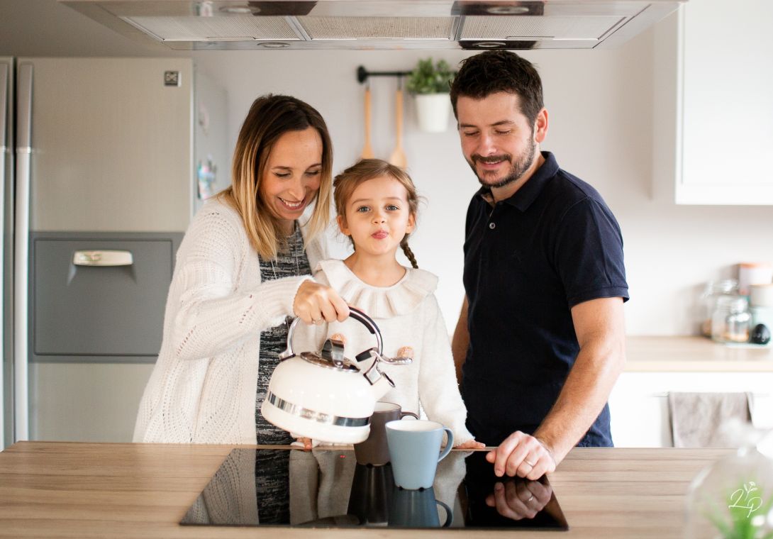 Lauriane Pujo Photographe des familles et des gens qui s'aiment - photo de famille en intérieur enz1