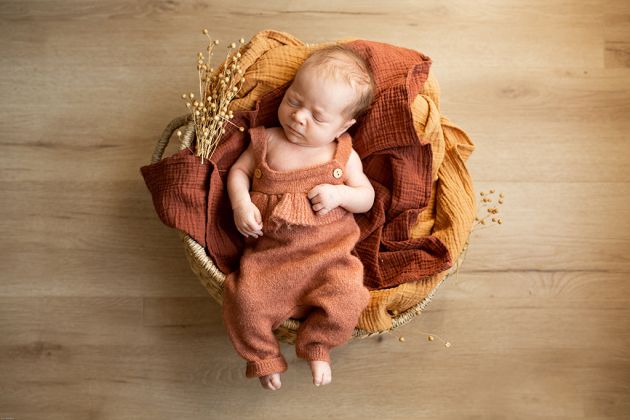 Forfait photo naissance, bébé dans panier, photo originale