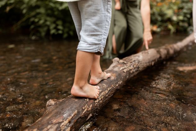 Shooting photo famille les pieds dans l'eau