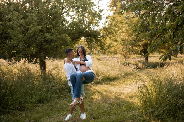 Photographe femme enceinte, photo de grossesse champêtre, lgbtqia+, Mulhouse