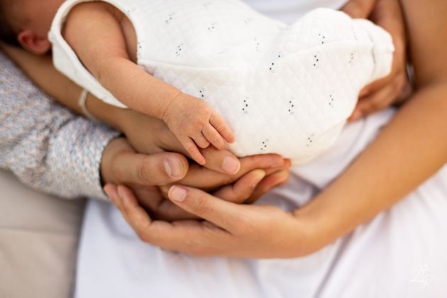 Détail photo de naissance, mains parents bebe, photo famille originale