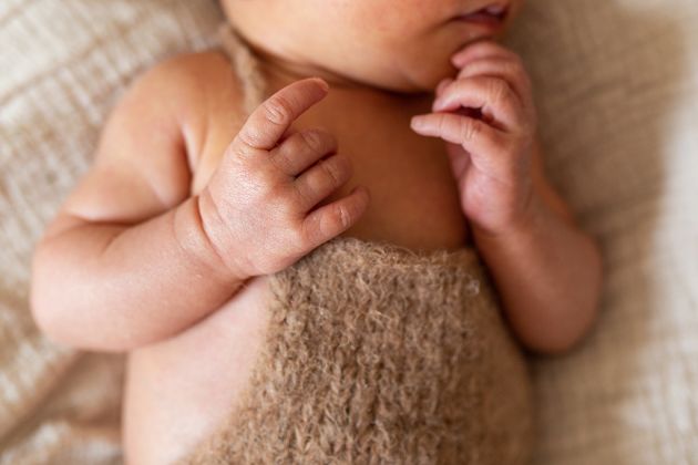 Détail séance phoot naissance, mains de bébé, Bessoncourt, Territoire de Belfort
