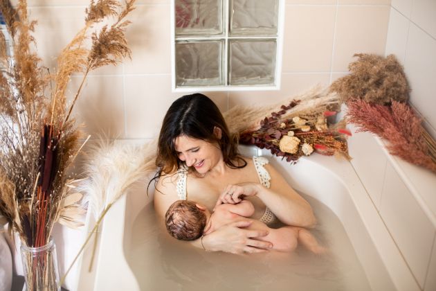Bain de lait, maman bébé, allaitement dans le bain, reportage photo, Mulhouse, Haut-Rhin