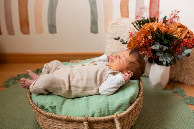 Portrait bébé dans panier, forfait photo naissance, photo nouveau-né maternité