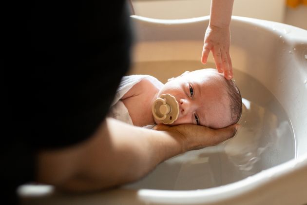 Reportage lifestyle naissance, domicile, bain de bébé, rituel, bien-être, Guebwiller, Haut-Rhin