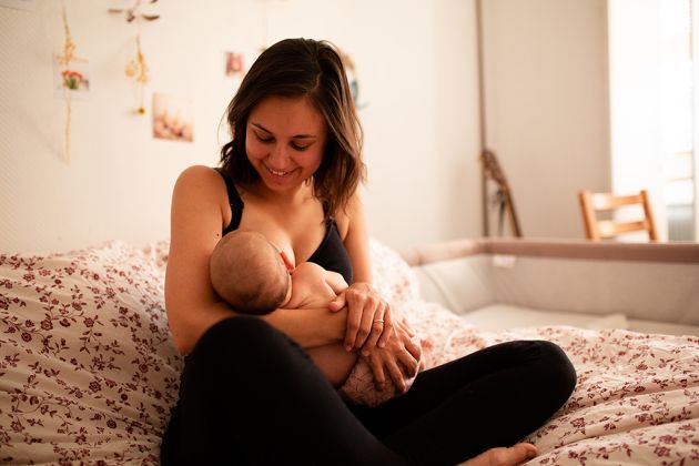 Photo d'allaitement, maman bébé, à la maison, cosy, forfait photo bébé, Thann, HautRhin