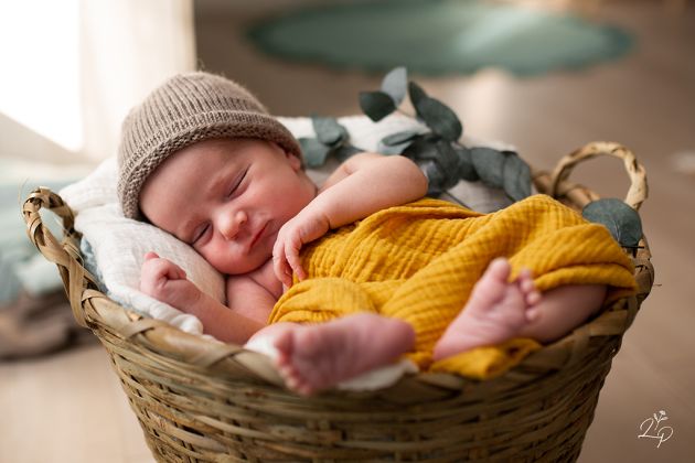 Portrait bébé dans panier, posing naturel, photo bébé originale, Thann, Haut-Rhin