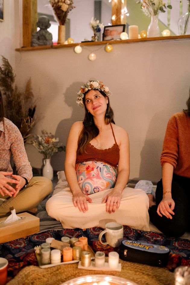 Reportage photo blessingway, photo de femme enceinte, peinture ventre grossesse