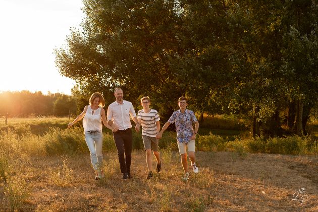 Séance photo famille, Lauriane Pujo photographe, parents et ados au coucher du soleil
